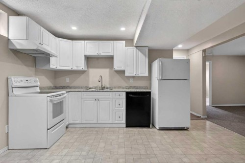 27 Bedford Road Ne, Calgary, AB - Indoor Photo Showing Kitchen