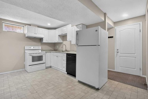 27 Bedford Road Ne, Calgary, AB - Indoor Photo Showing Kitchen