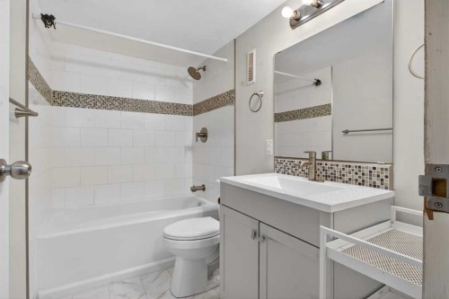 27 Bedford Road Ne, Calgary, AB - Indoor Photo Showing Bathroom