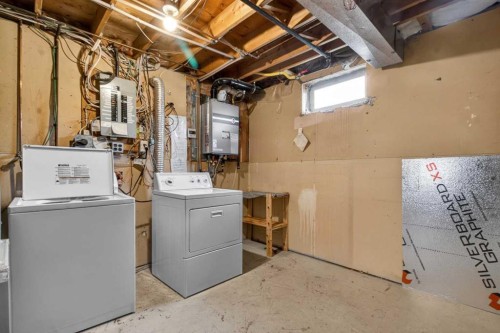 27 Bedford Road Ne, Calgary, AB - Indoor Photo Showing Laundry Room