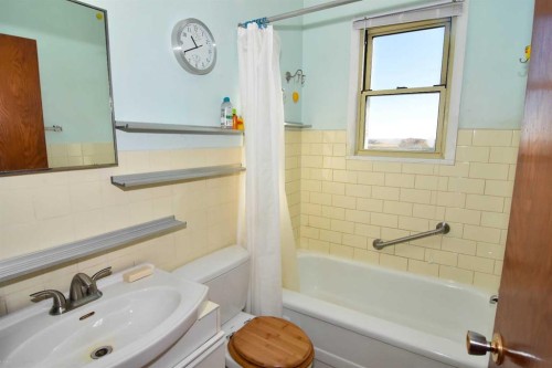 253215 Range Road 280, Delacour, AB - Indoor Photo Showing Bathroom