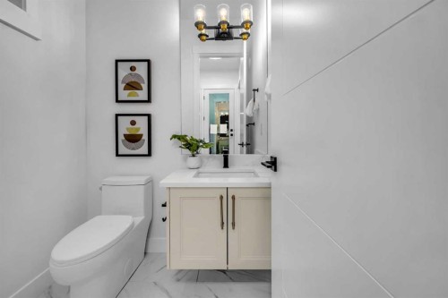 2435 52 Avenue Sw, Calgary, AB - Indoor Photo Showing Bathroom