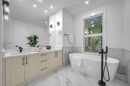 2435 52 Avenue Sw, Calgary, AB - Indoor Photo Showing Bathroom