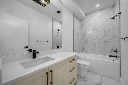 2435 52 Avenue Sw, Calgary, AB - Indoor Photo Showing Bathroom