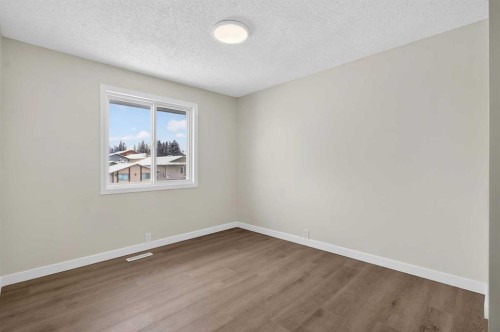 5 Bermuda Lane Nw, Calgary, AB - Indoor Photo Showing Other Room
