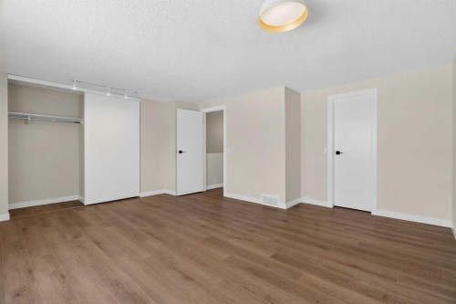 5 Bermuda Lane Nw, Calgary, AB - Indoor Photo Showing Other Room