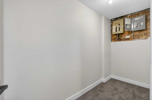 5 Bermuda Lane Nw, Calgary, AB - Indoor Photo Showing Other Room