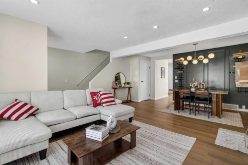 5 Bermuda Lane Nw, Calgary, AB - Indoor Photo Showing Living Room