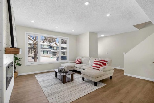 5 Bermuda Lane Nw, Calgary, AB - Indoor Photo Showing Living Room