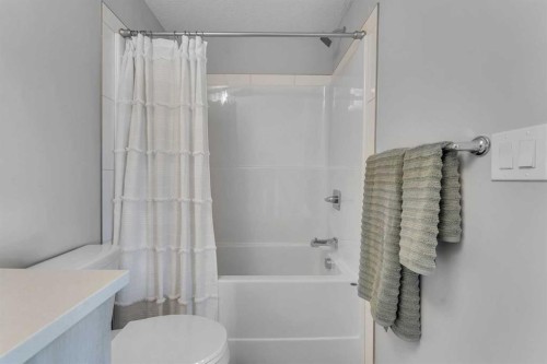 301-71 Shawnee Common Sw, Calgary, AB - Indoor Photo Showing Bathroom