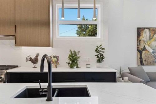 809 Drury Avenue Ne, Calgary, AB - Indoor Photo Showing Kitchen With Double Sink