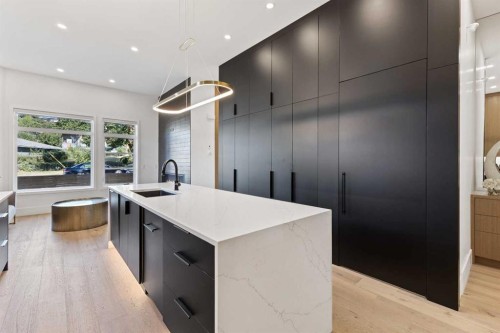 809 Drury Avenue Ne, Calgary, AB - Indoor Photo Showing Kitchen With Upgraded Kitchen