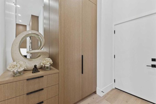 809 Drury Avenue Ne, Calgary, AB - Indoor Photo Showing Other Room