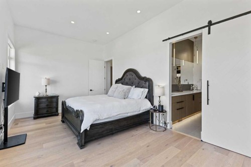 809 Drury Avenue Ne, Calgary, AB - Indoor Photo Showing Bedroom