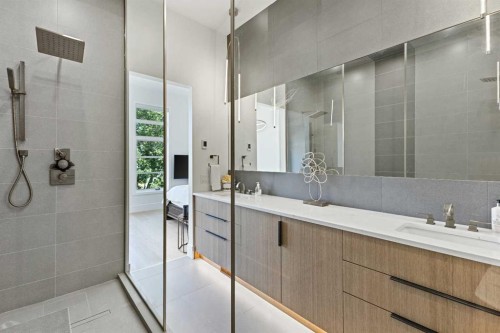 809 Drury Avenue Ne, Calgary, AB - Indoor Photo Showing Bathroom