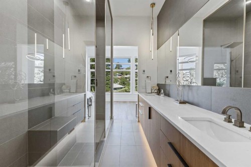809 Drury Avenue Ne, Calgary, AB - Indoor Photo Showing Bathroom