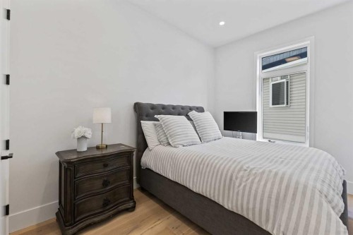 809 Drury Avenue Ne, Calgary, AB - Indoor Photo Showing Bedroom