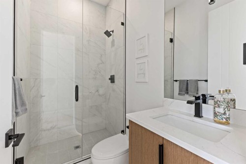 809 Drury Avenue Ne, Calgary, AB - Indoor Photo Showing Bathroom