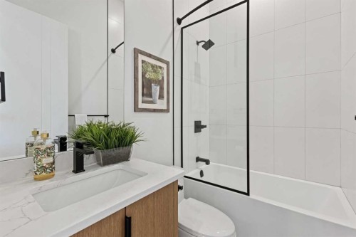 809 Drury Avenue Ne, Calgary, AB - Indoor Photo Showing Bathroom
