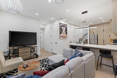 809 Drury Avenue Ne, Calgary, AB - Indoor Photo Showing Living Room
