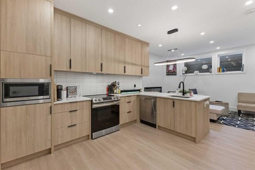 809 Drury Avenue Ne, Calgary, AB - Indoor Photo Showing Kitchen