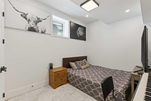 809 Drury Avenue Ne, Calgary, AB - Indoor Photo Showing Bedroom