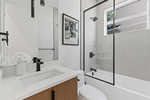 809 Drury Avenue Ne, Calgary, AB - Indoor Photo Showing Bathroom