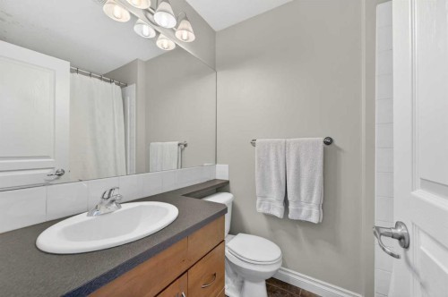 10-169 Rockyledge View Nw, Calgary, AB - Indoor Photo Showing Bathroom