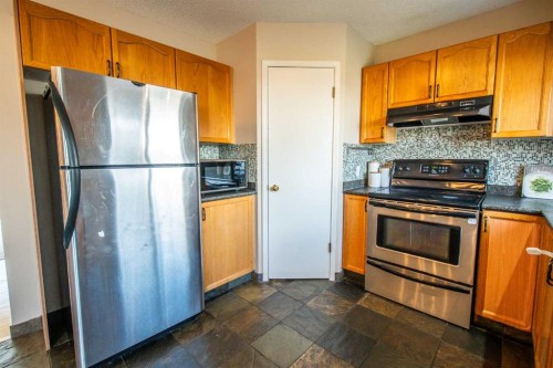 84 Hidden Green Nw, Calgary, AB - Indoor Photo Showing Kitchen
