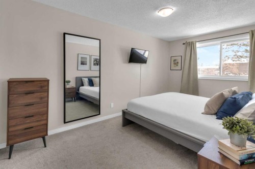 78-740 Bracewood Drive Sw, Calgary, AB - Indoor Photo Showing Bedroom
