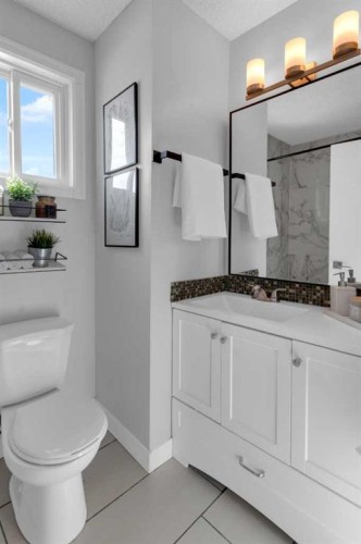 78-740 Bracewood Drive Sw, Calgary, AB - Indoor Photo Showing Bathroom