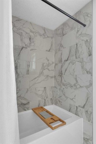 78-740 Bracewood Drive Sw, Calgary, AB - Indoor Photo Showing Bathroom