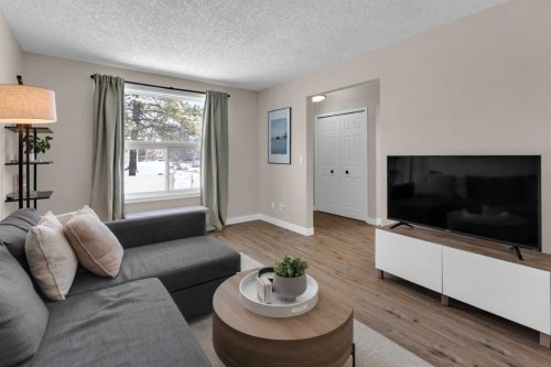 78-740 Bracewood Drive Sw, Calgary, AB - Indoor Photo Showing Living Room