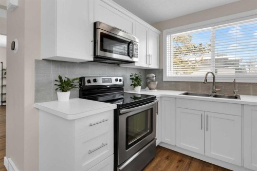 78-740 Bracewood Drive Sw, Calgary, AB - Indoor Photo Showing Kitchen With Double Sink