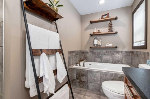 4 Copperpond Grove Se, Calgary, AB - Indoor Photo Showing Bathroom