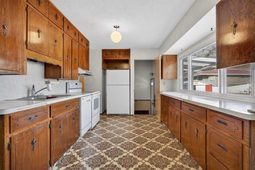 1124 31 Avenue Nw, Calgary, AB - Indoor Photo Showing Kitchen