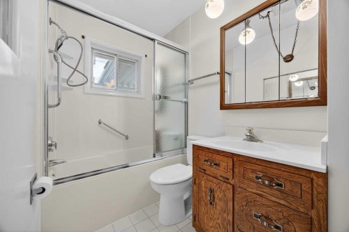 1124 31 Avenue Nw, Calgary, AB - Indoor Photo Showing Bathroom