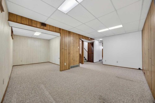 1124 31 Avenue Nw, Calgary, AB - Indoor Photo Showing Other Room