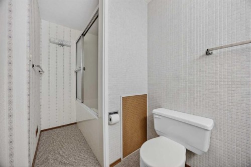 1124 31 Avenue Nw, Calgary, AB - Indoor Photo Showing Bathroom