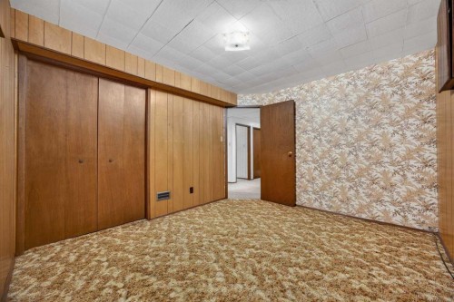 1124 31 Avenue Nw, Calgary, AB - Indoor Photo Showing Other Room