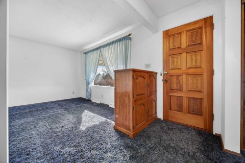 1124 31 Avenue Nw, Calgary, AB - Indoor Photo Showing Other Room