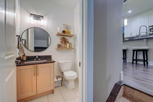 4418 19 Avenue Nw, Calgary, AB - Indoor Photo Showing Bathroom