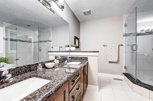 4418 19 Avenue Nw, Calgary, AB - Indoor Photo Showing Bathroom