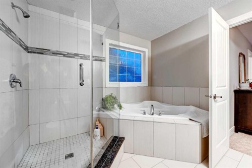 4418 19 Avenue Nw, Calgary, AB - Indoor Photo Showing Bathroom
