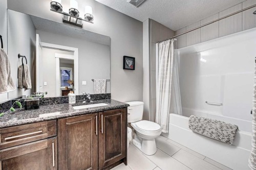 4418 19 Avenue Nw, Calgary, AB - Indoor Photo Showing Bathroom