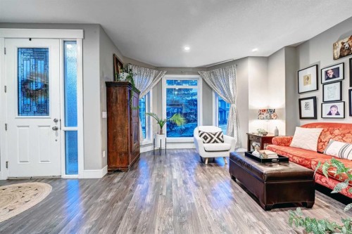 4418 19 Avenue Nw, Calgary, AB - Indoor Photo Showing Living Room