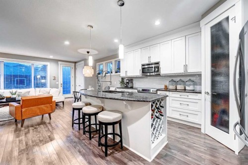 4418 19 Avenue Nw, Calgary, AB - Indoor Photo Showing Kitchen With Upgraded Kitchen