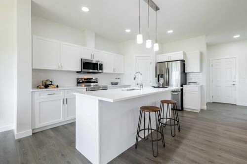 304 Edgefield Close, Strathmore, AB - Indoor Photo Showing Kitchen With Upgraded Kitchen