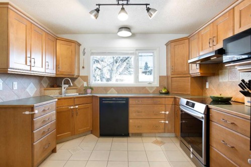 1012 Hunterston Hill Nw, Calgary, AB - Indoor Photo Showing Kitchen