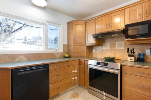 1012 Hunterston Hill Nw, Calgary, AB - Indoor Photo Showing Kitchen